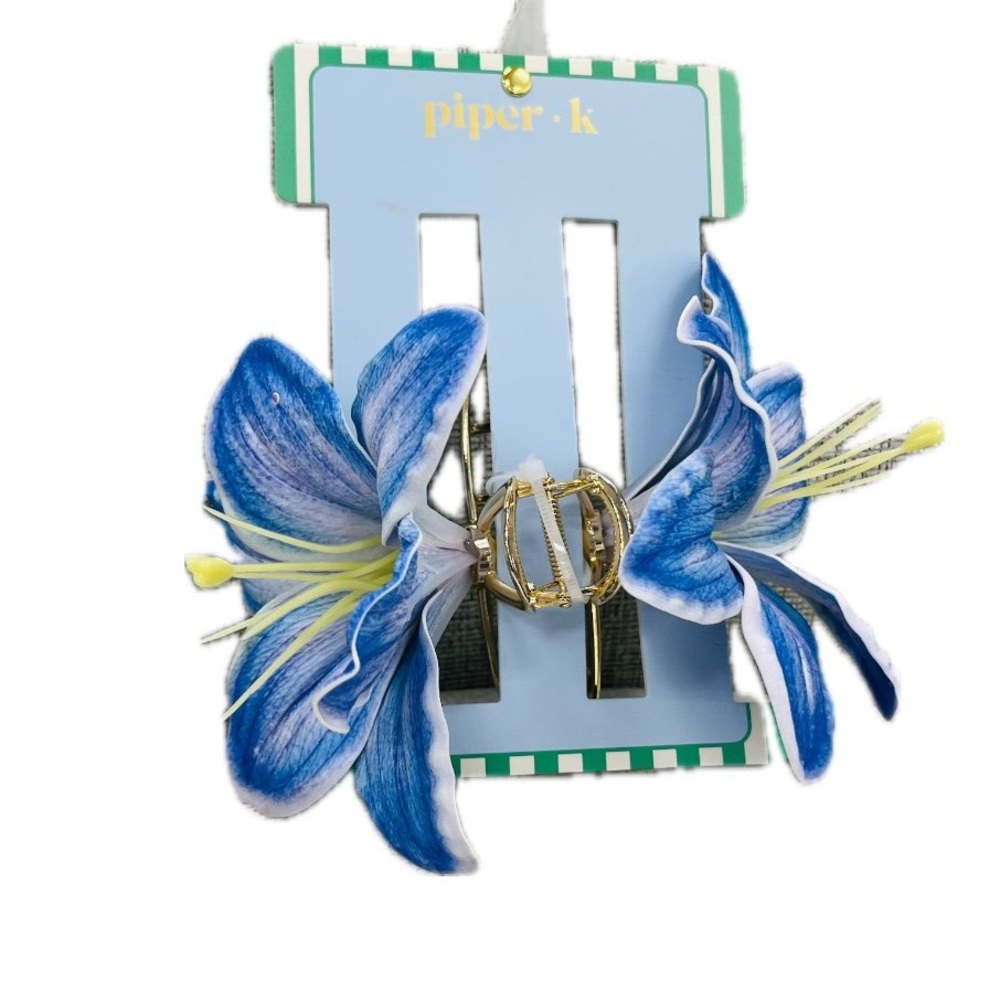 NWT ⚜️🩵⚜️ New Piper K Blue Lilly Flowers Hair Claw Clip